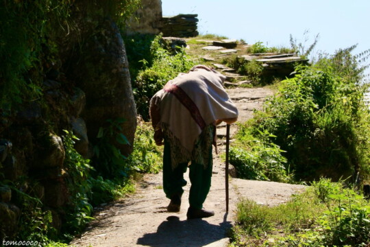 elderly local woman / バスグーの人