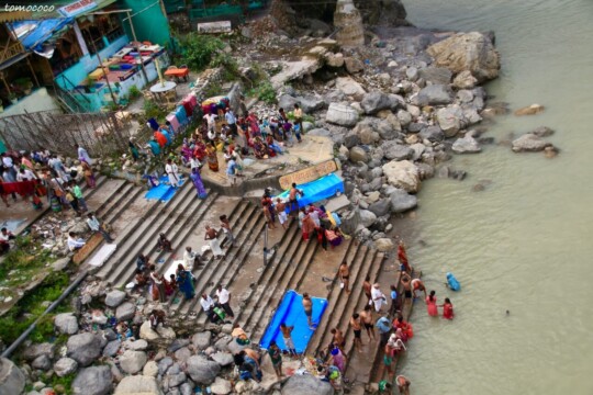 view from laxman jhula in Rishikesh ラクシュマンジュラ橋からの景色
